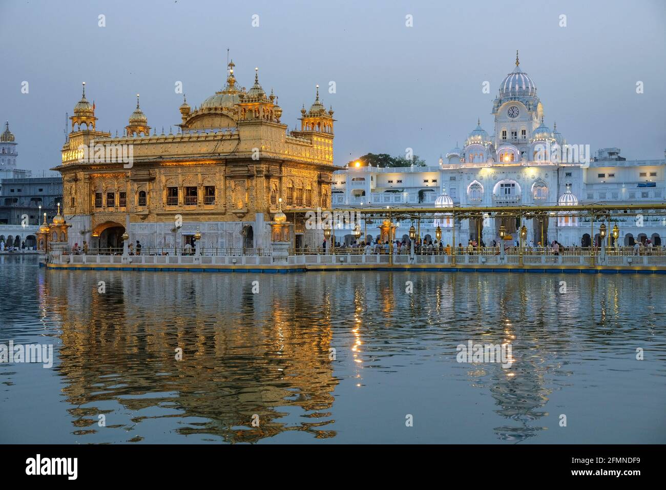 Amritsar, India - 2021 aprile: Pellegrini in visita al Tempio d'Oro ad Amritsar il 28 aprile 2021 ad Amritsar, Punjab, India. Foto Stock