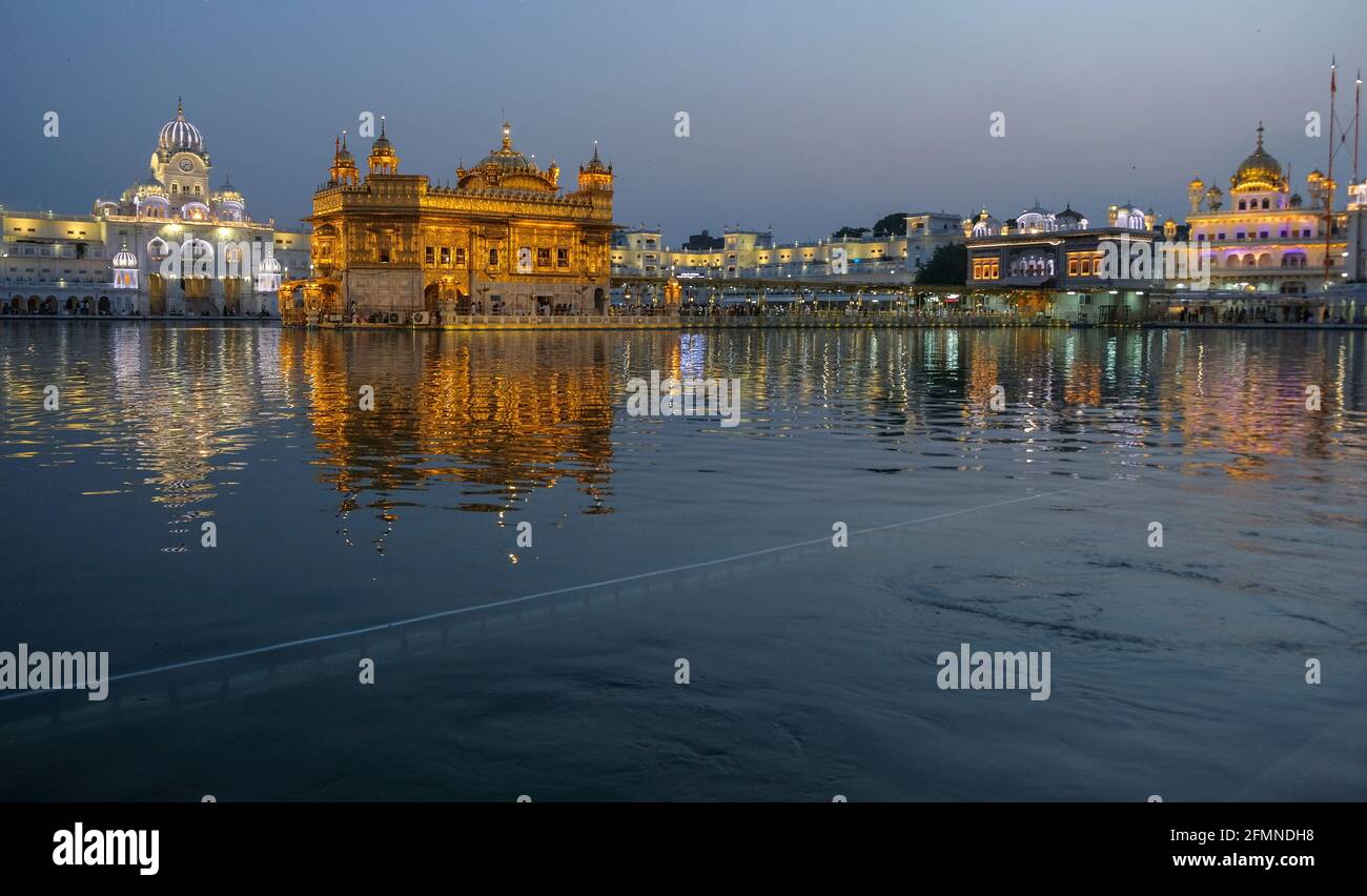 Amritsar, India - 2021 aprile: Pellegrini in visita al Tempio d'Oro ad Amritsar il 28 aprile 2021 ad Amritsar, Punjab, India. Foto Stock