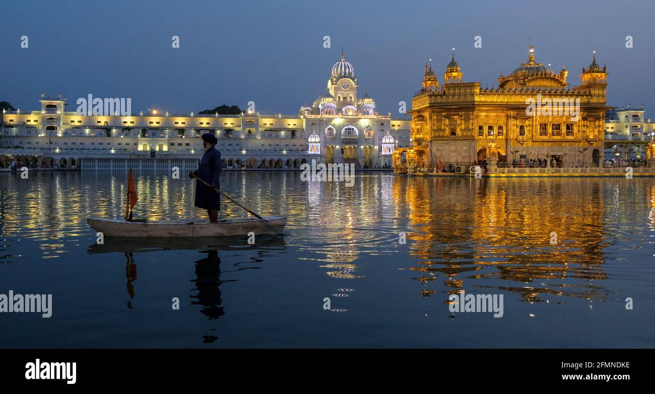 Amritsar, India - 2021 aprile: Pellegrini in visita al Tempio d'Oro ad Amritsar il 28 aprile 2021 ad Amritsar, Punjab, India. Foto Stock
