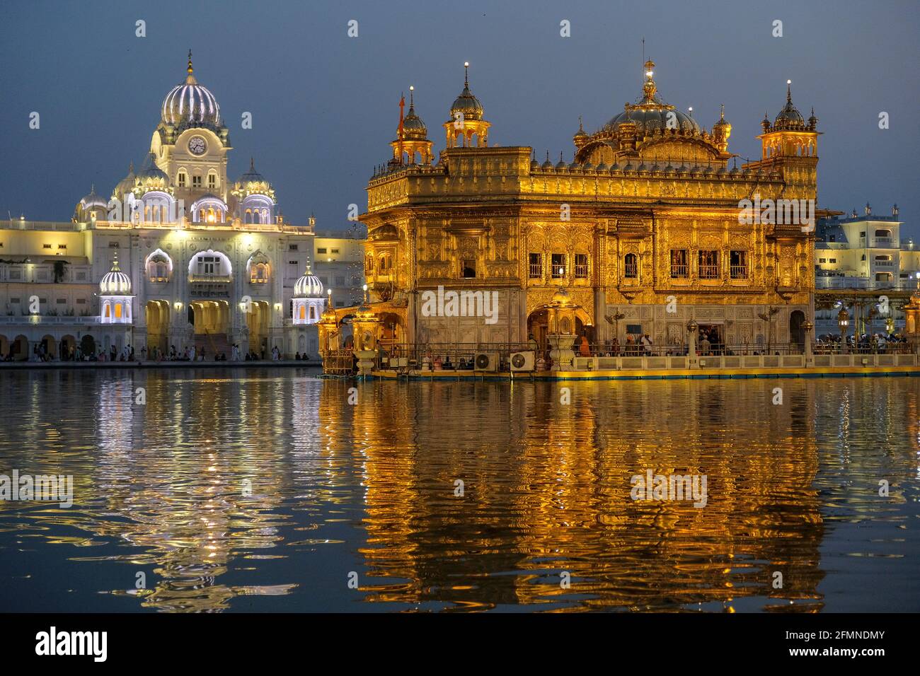 Amritsar, India - 2021 aprile: Pellegrini in visita al Tempio d'Oro ad Amritsar il 28 aprile 2021 ad Amritsar, Punjab, India. Foto Stock