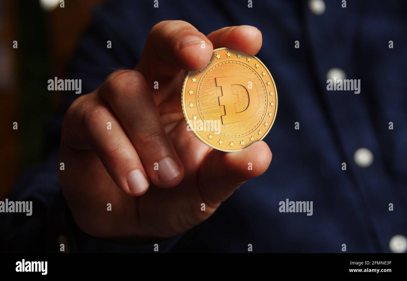 Dogecoin WOW criptovaluta simbolo moneta d'oro in mano concetto astratto. Foto Stock