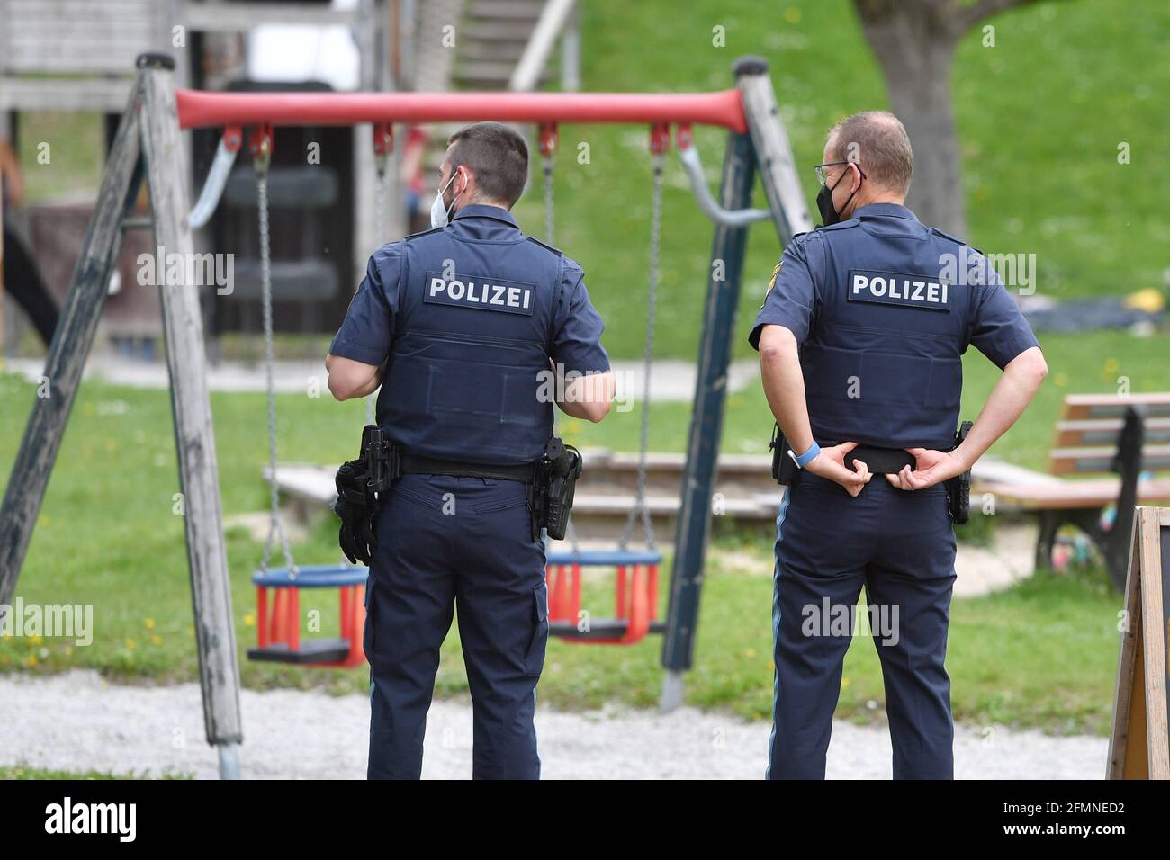 Foto a tema PARCO GIOCHI PER BAMBINI il 10 maggio 2021 a Kaufering, 2 poliziotti in uniforme guardia un parco giochi. | utilizzo in tutto il mondo Foto Stock