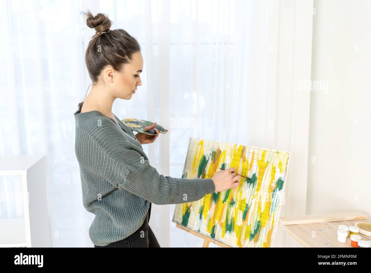 Artista moderno pittura quadro astratto. Messa a fuoco sull'immagine. Luce interna. Foto Stock