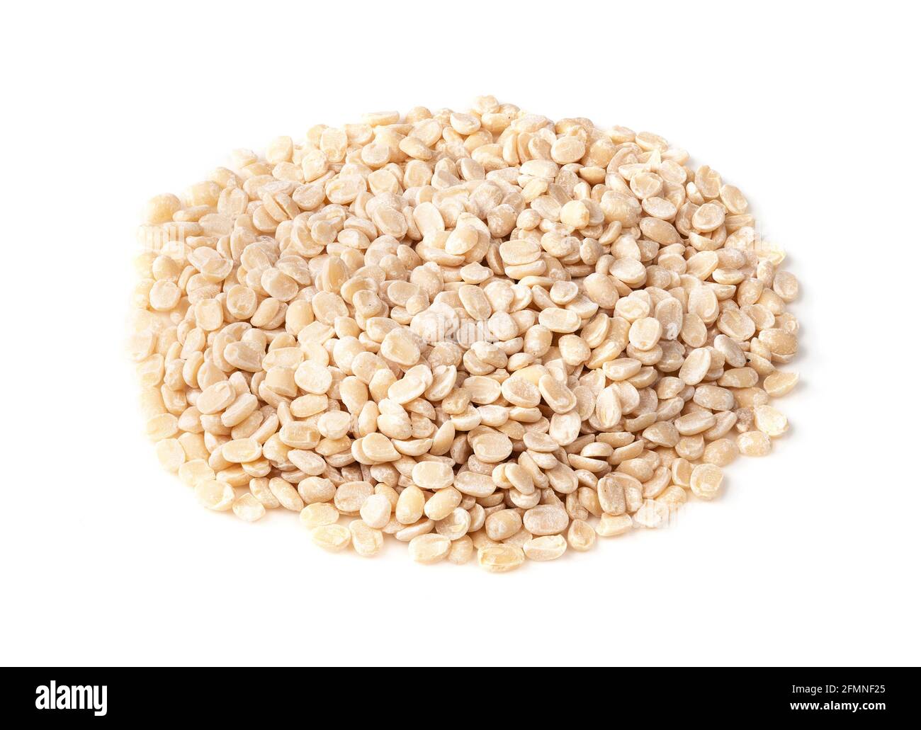 manciata di urad dal grezzo (grammo nero diviso) fagioli closeup su sfondo bianco Foto Stock