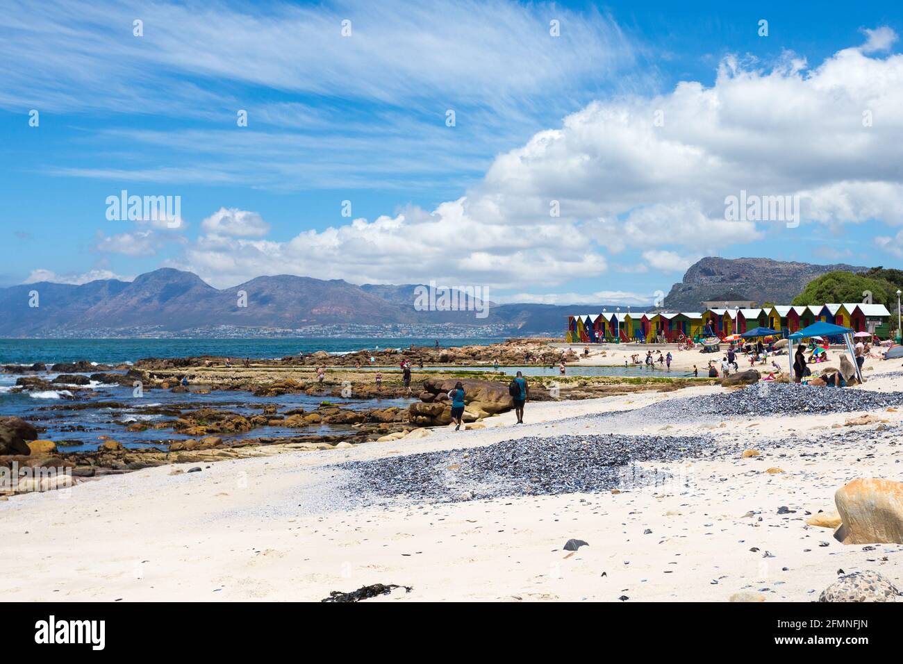 Spiaggia di St James nel paesaggio estivo con la gente e le baite colorate a Città del Capo, Sud Africa Foto Stock