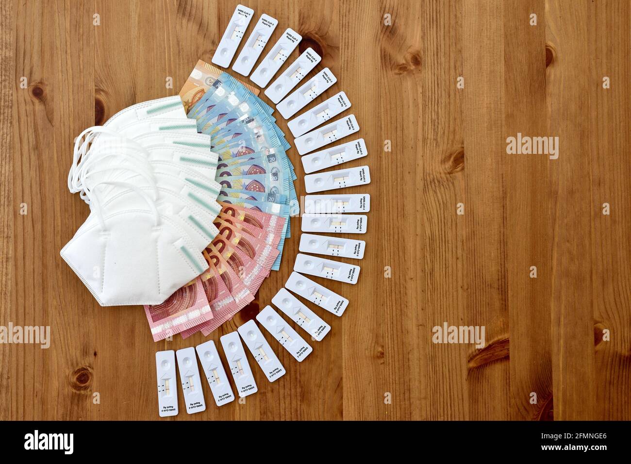 assicurazione sanitaria che copre i costi di corona maschere protettive viso e antigene rapido casa auto test banconote euro immagine verticale legno, moody, ue Foto Stock