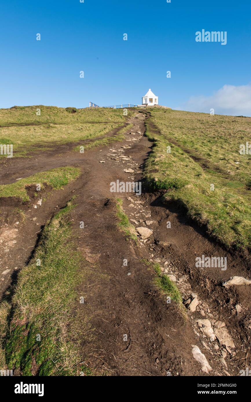 Il sentiero eroso e danneggiato che conduce all'edificio panoramico sulla cima di Towan Head a Newquay in Cornovaglia. Foto Stock