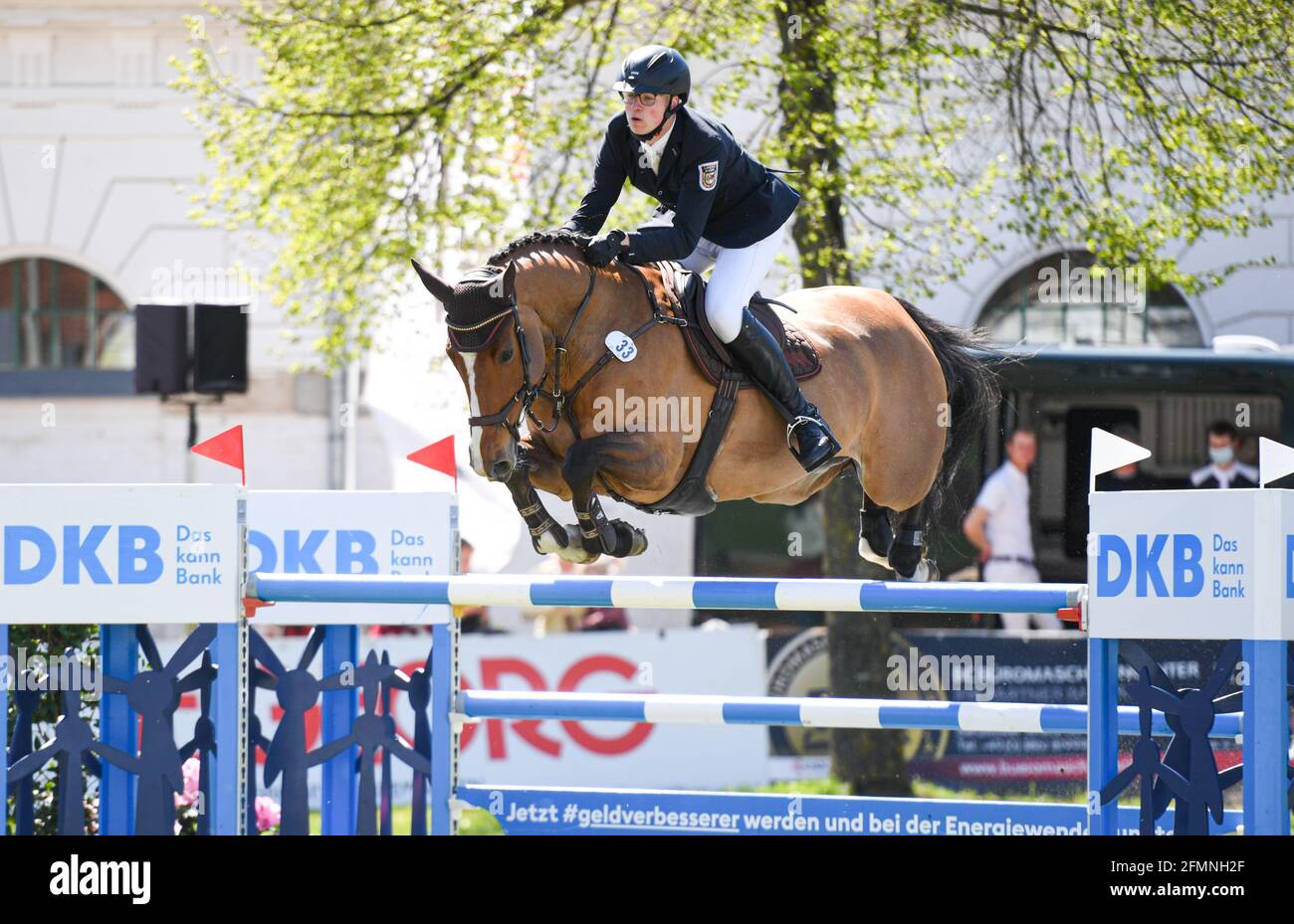 Redefin, Germania. 09 maggio 2021. Riders Tour, Grand Prix, gara di salto allo state Stud Redefin. Johann Greve dalla Germania su Caressina 2. Credit: Daniel Reinhardt/dpa/Alamy Live News Foto Stock