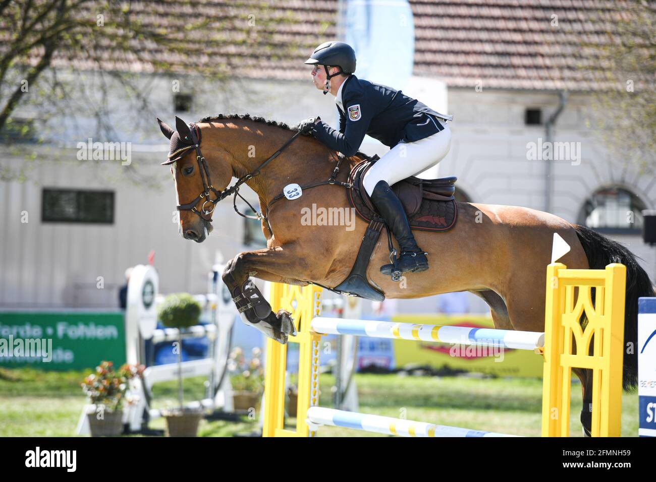 Redefin, Germania. 09 maggio 2021. Riders Tour, Grand Prix, gara di salto allo state Stud Redefin. Johann Greve dalla Germania su Caressina 2. Credit: Daniel Reinhardt/dpa/Alamy Live News Foto Stock