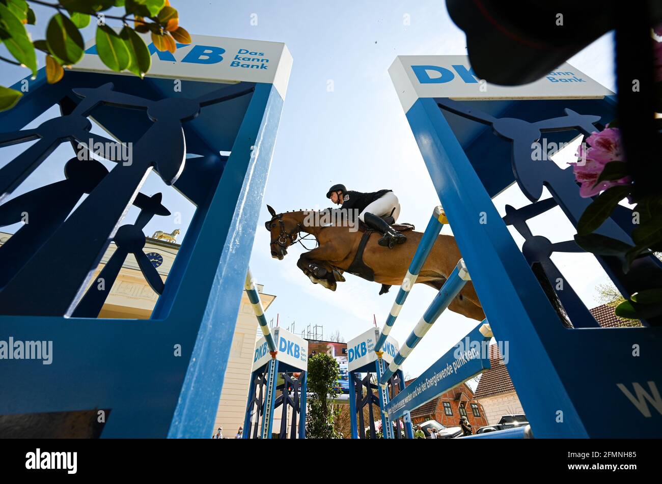 Redefin, Germania. 09 maggio 2021. Riders Tour, Grand Prix, gara di salto allo state Stud Redefin. Johann Greve dalla Germania su Caressina 2. Credit: Daniel Reinhardt/dpa/Alamy Live News Foto Stock