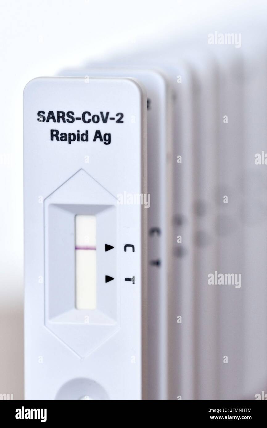 domino ha posizionato corrona virus rapid antigen kit test covid-19 negativo risultato primo test dell'immagine orizzontale a fuoco a riposo fuori messa a fuoco Foto Stock