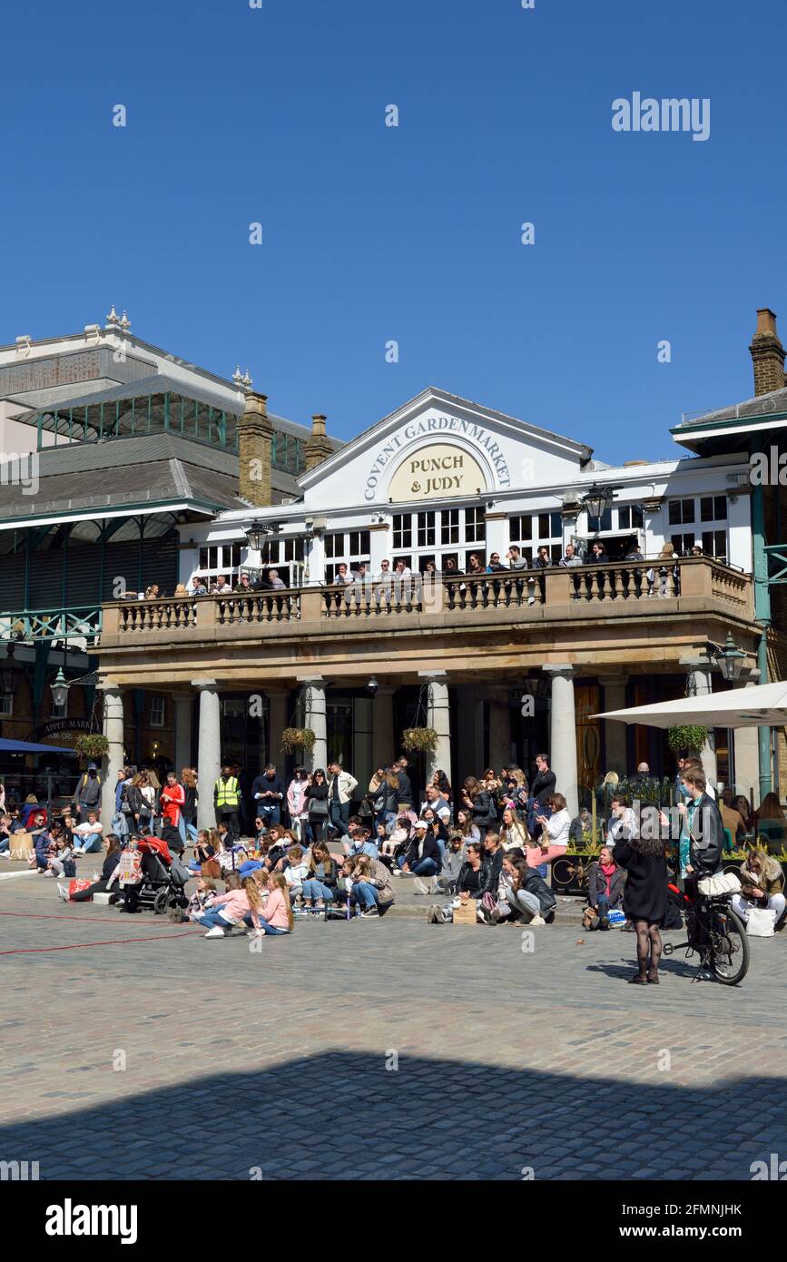 Terrazza punch & Judy con vista su Covent Garden piazza, Henrietta Street, West End, Londra, Regno Unito Foto Stock