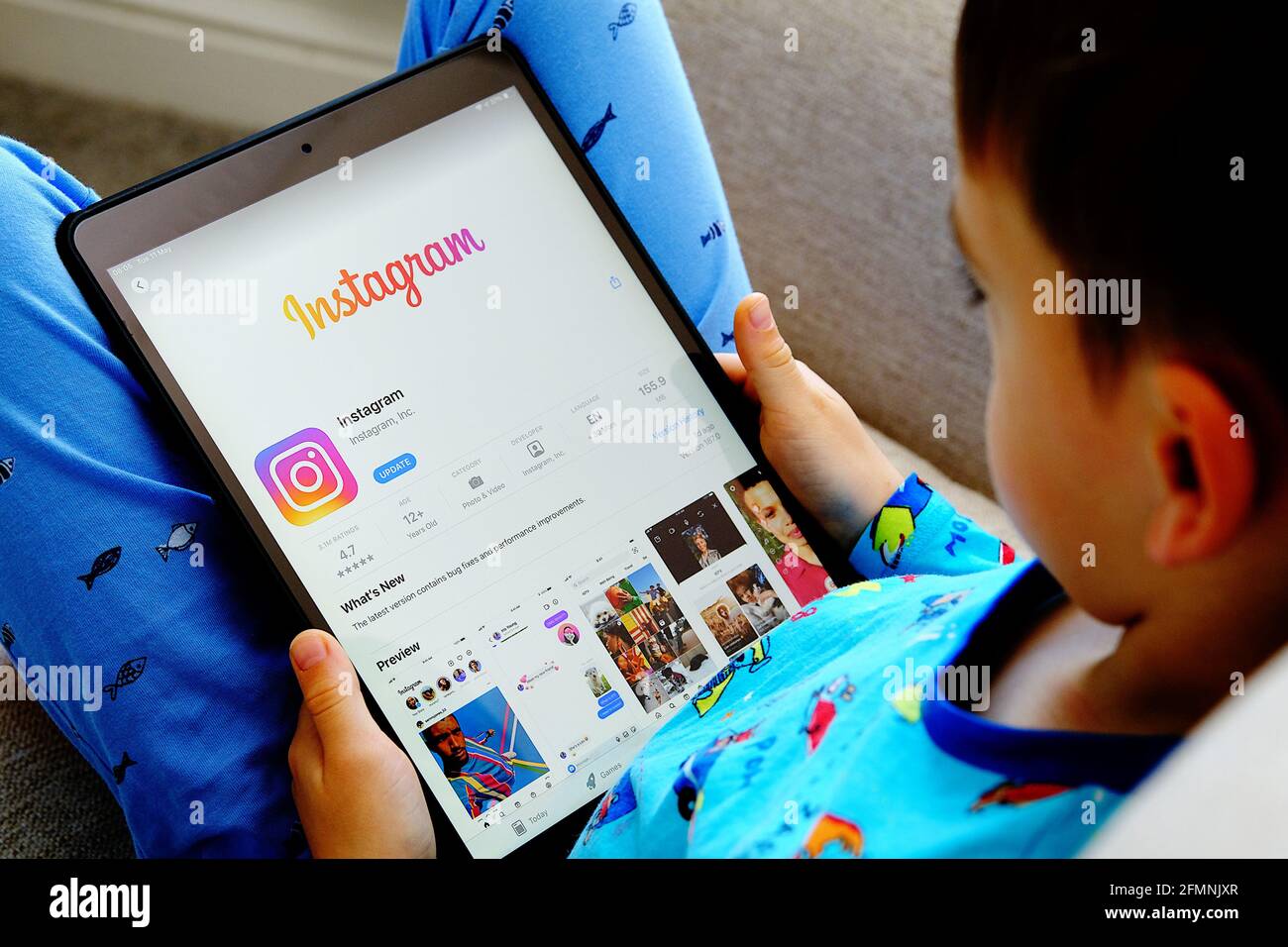 Dispositivo per bambini con l'app instagram in mano. Concetto per la  privacy dei bambini e la protezione dei dati nei social media. Stafford,  Regno Unito, maggio 11 Foto stock - Alamy