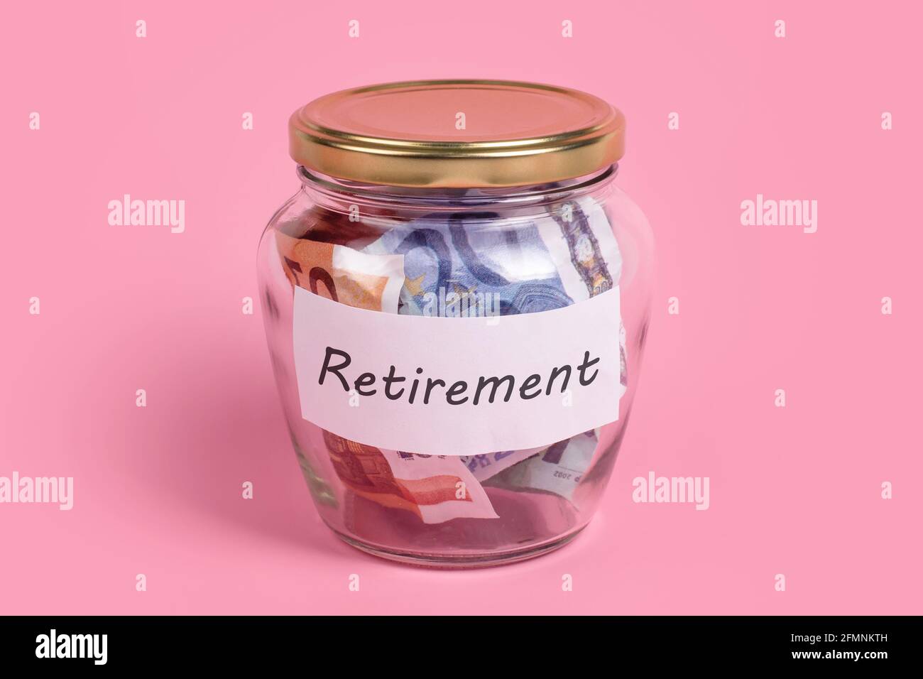 Scatola di soldi con RITIRO di parola su carta di nota appiccicosa. Banconote in euro in vaso di vetro con etichetta di risparmio, finanziarie, risparmio. Barattolo pieno di contanti, risparmia Foto Stock