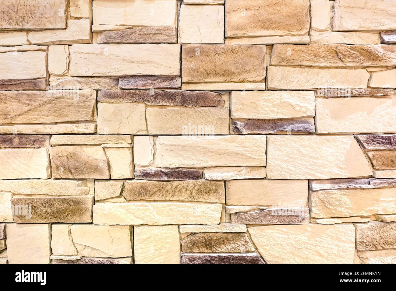 Legno di fondo stagionato e materiale di costruzione alternativo - blocchi pannello in pietra testurizzata con design moderno Foto Stock