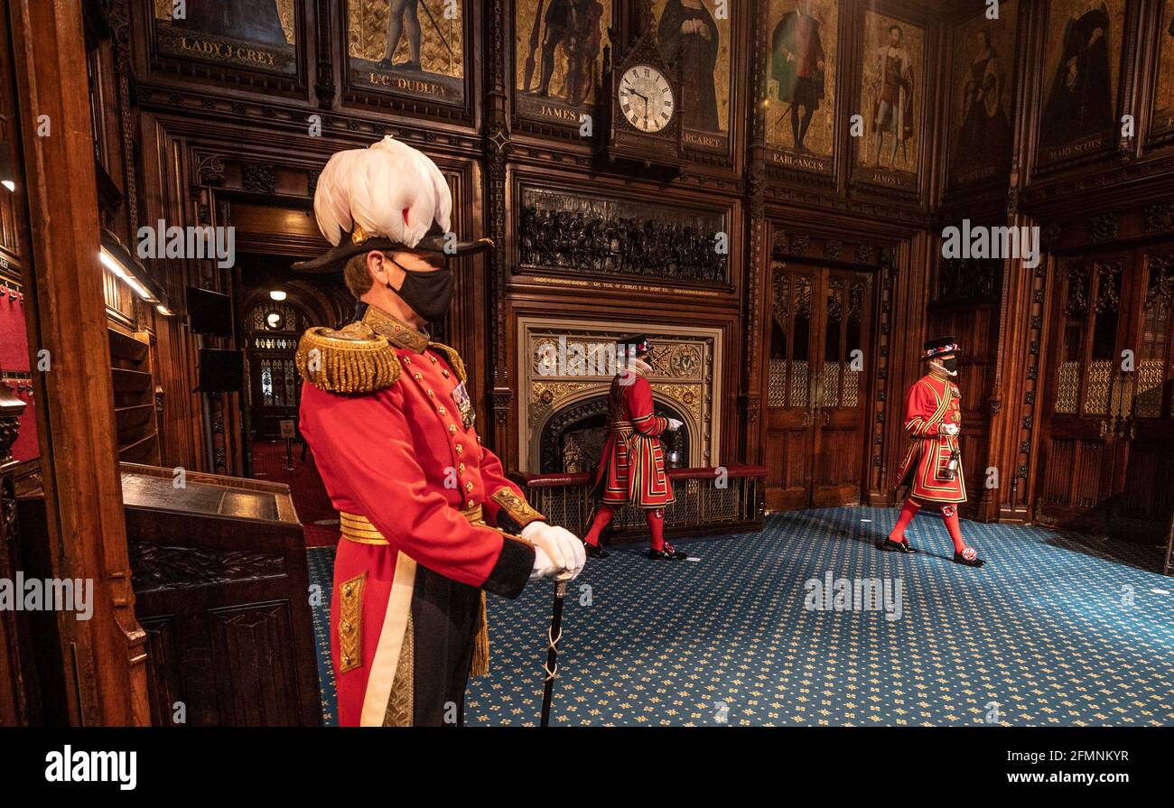 I guardiani di Yeoman marciano nella camera del Principe durante la ricerca cerimoniale del Palazzo di Westminster a Londra, prima dell'apertura di Stato del Parlamento da parte della Regina Elisabetta II, nella Camera dei Lord. Data immagine: Martedì 11 maggio 2021. Foto Stock