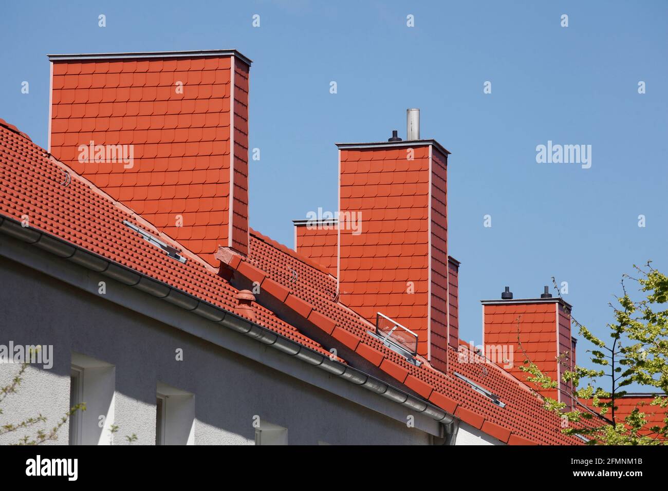 Rote Schornsteine, Dach, rote Ziegelsteine, Modernes Wohngebäude, Deutschland, Europa Foto Stock