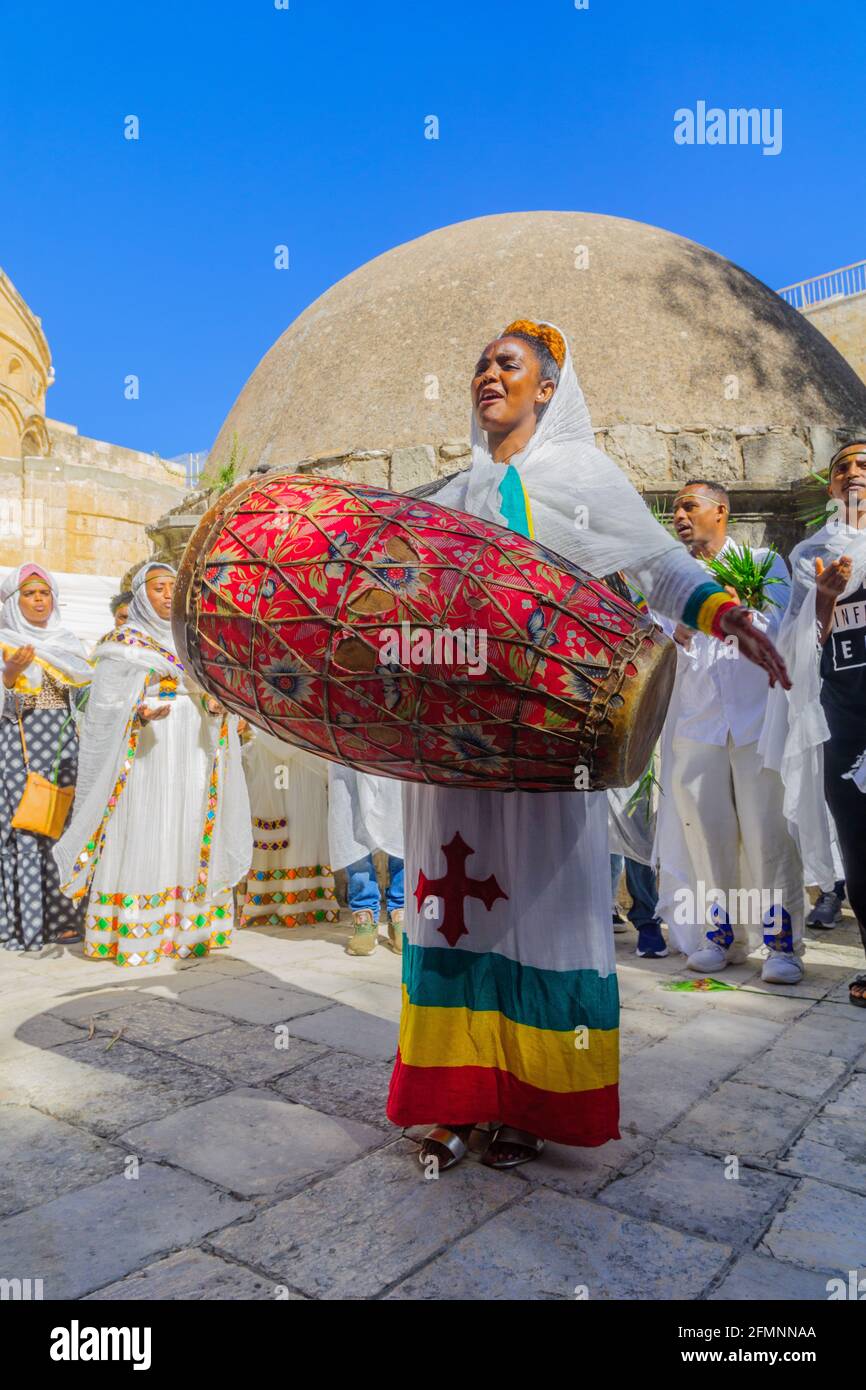 Gerusalemme, Israele - 01 maggio 2021: Veglia pasquale (Sabato Santo Pasqua) danza della comunità etiope ortodossa della Chiesa di Tewahedo, nel cortile di Foto Stock