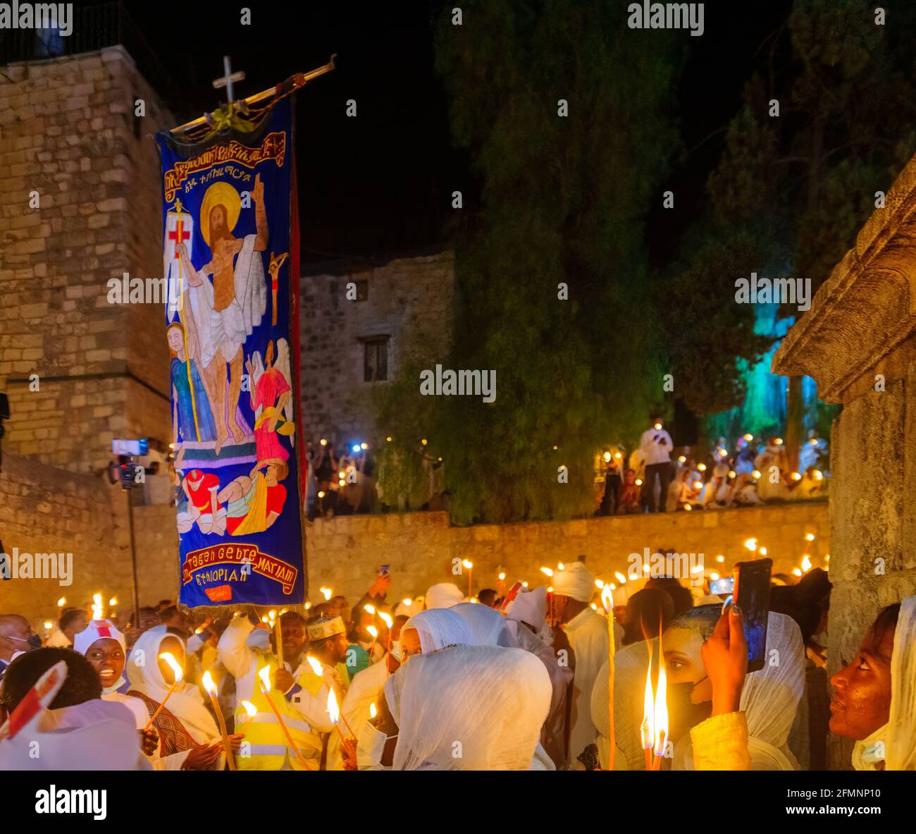 Gerusalemme, Israele - 01 maggio 2021: Veglia pasquale (Sabato Santo Pasqua) celebrazione del fuoco della Chiesa etiope ortodossa di Tewahedo, nel cortile di Foto Stock