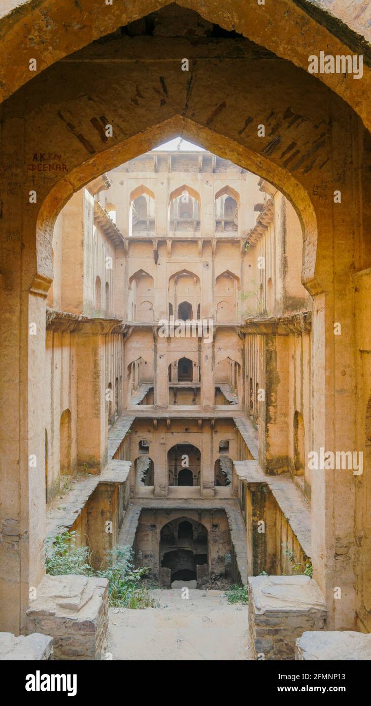 Foto verticale del bellissimo Fort-Palace Neemrana nel Rajasthan, India Foto Stock