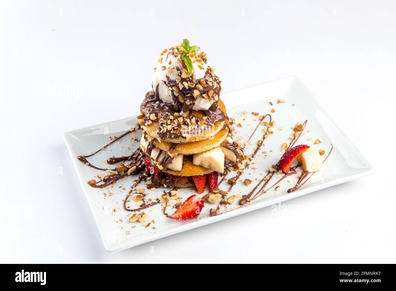 Dessert con pancake isolati e gelato al cioccolato Foto Stock