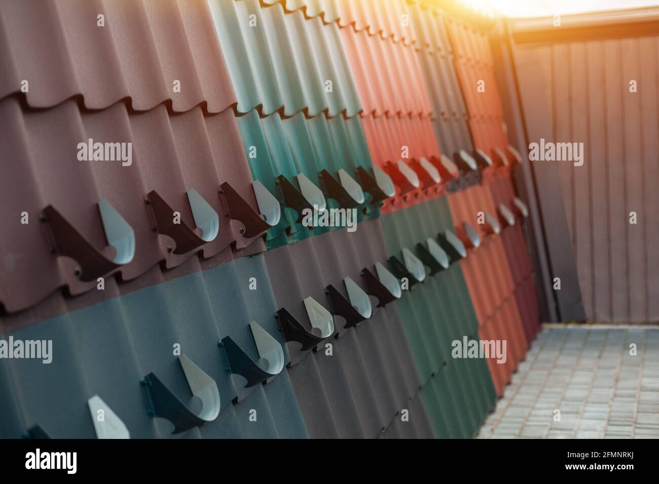 esempio di struttura del tetto con profilo in metallo colorato nel punto vendita al dettaglio Foto Stock