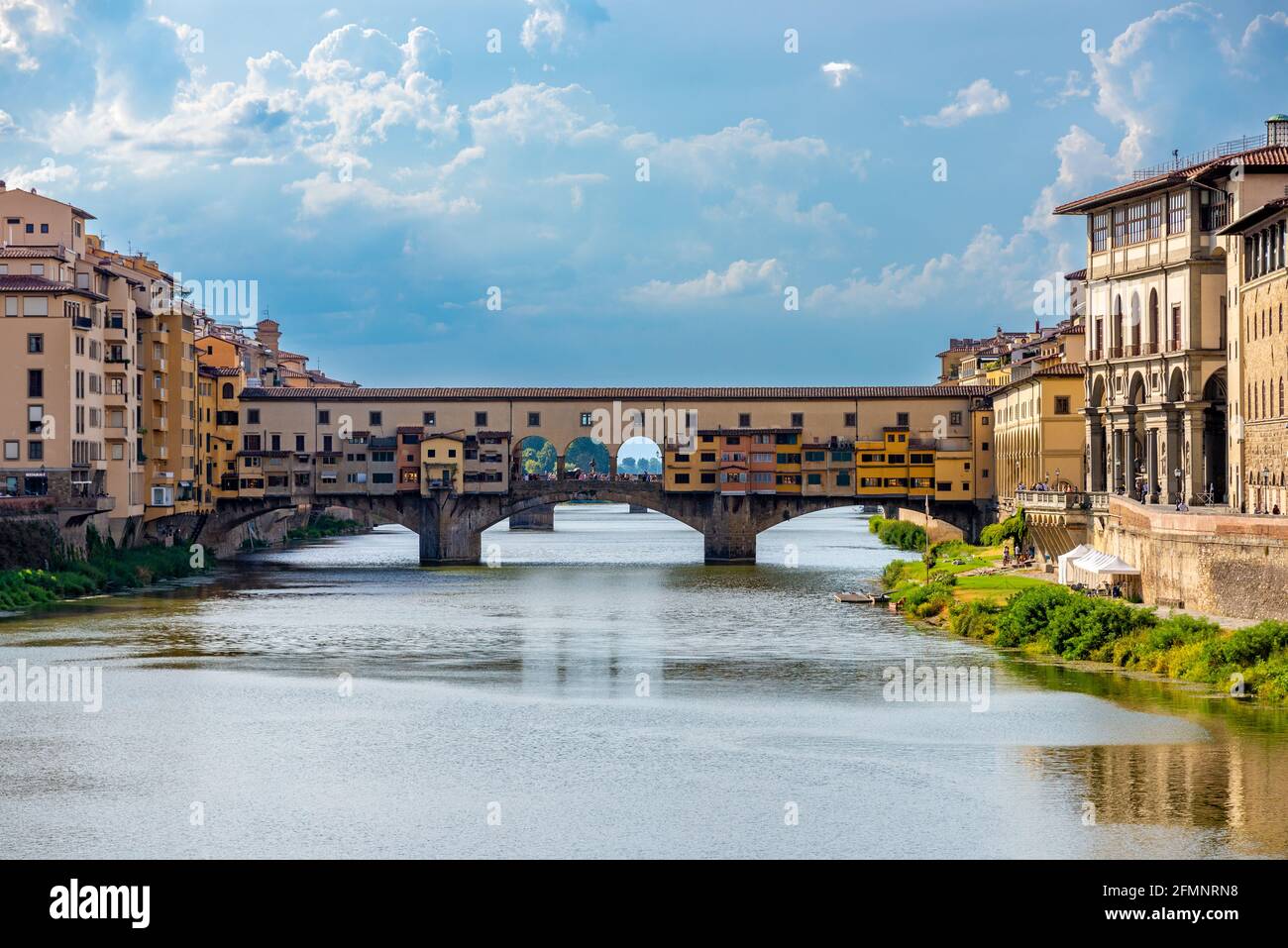 FIRENZE, ITALIA - 24 ago 2020: Firenze, Toscana/Italia - 24.08.2020: Il ponte 'Ponte Vecchio' di Firenze fotografato esattamente frontalmente Foto Stock