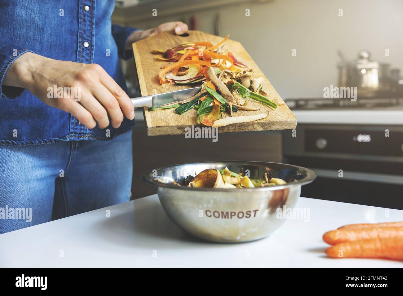 riciclaggio rifiuti biologici cucina a casa. cibo avanzi compost Foto Stock