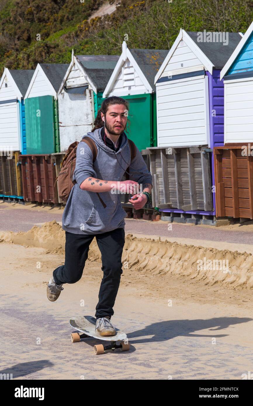 Bournemouth, Dorset UK. 11 Maggio 2021. Tempo in Gran Bretagna: Caldo e soleggiato con una leggera brezza alle spiagge di Bournemouth, mentre la gente si dirige verso il mare per godersi il sole. Credit: Carolyn Jenkins/Alamy Live News Foto Stock