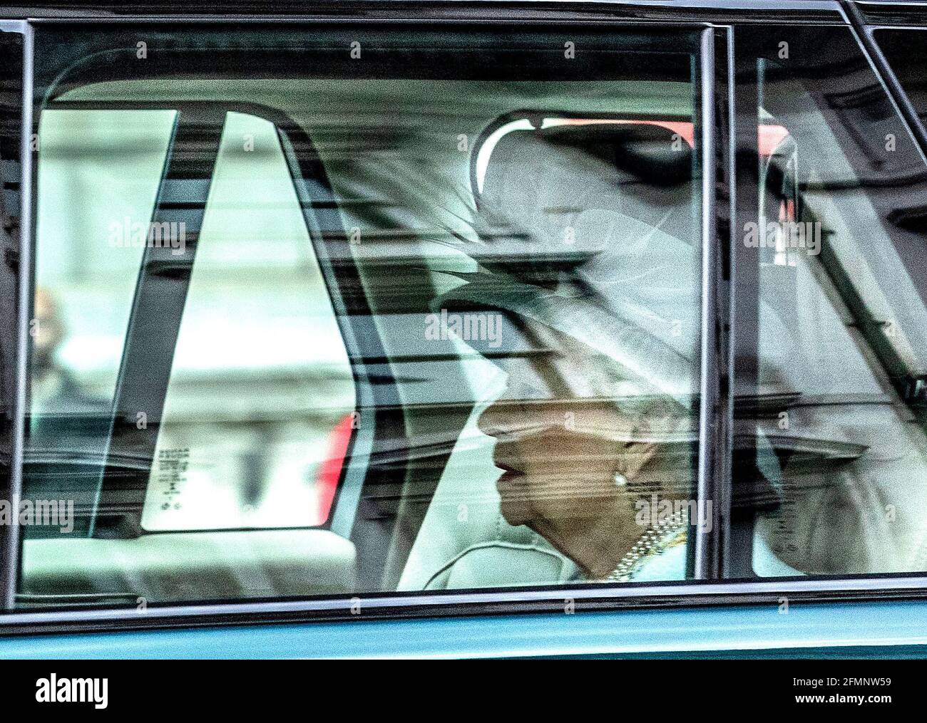 Sua Maestà la Regina Elisabetta II è guidata verso Whitehall prima dell'apertura di Stato del Parlamento, Londra, Inghilterra, Regno Unito Foto Stock