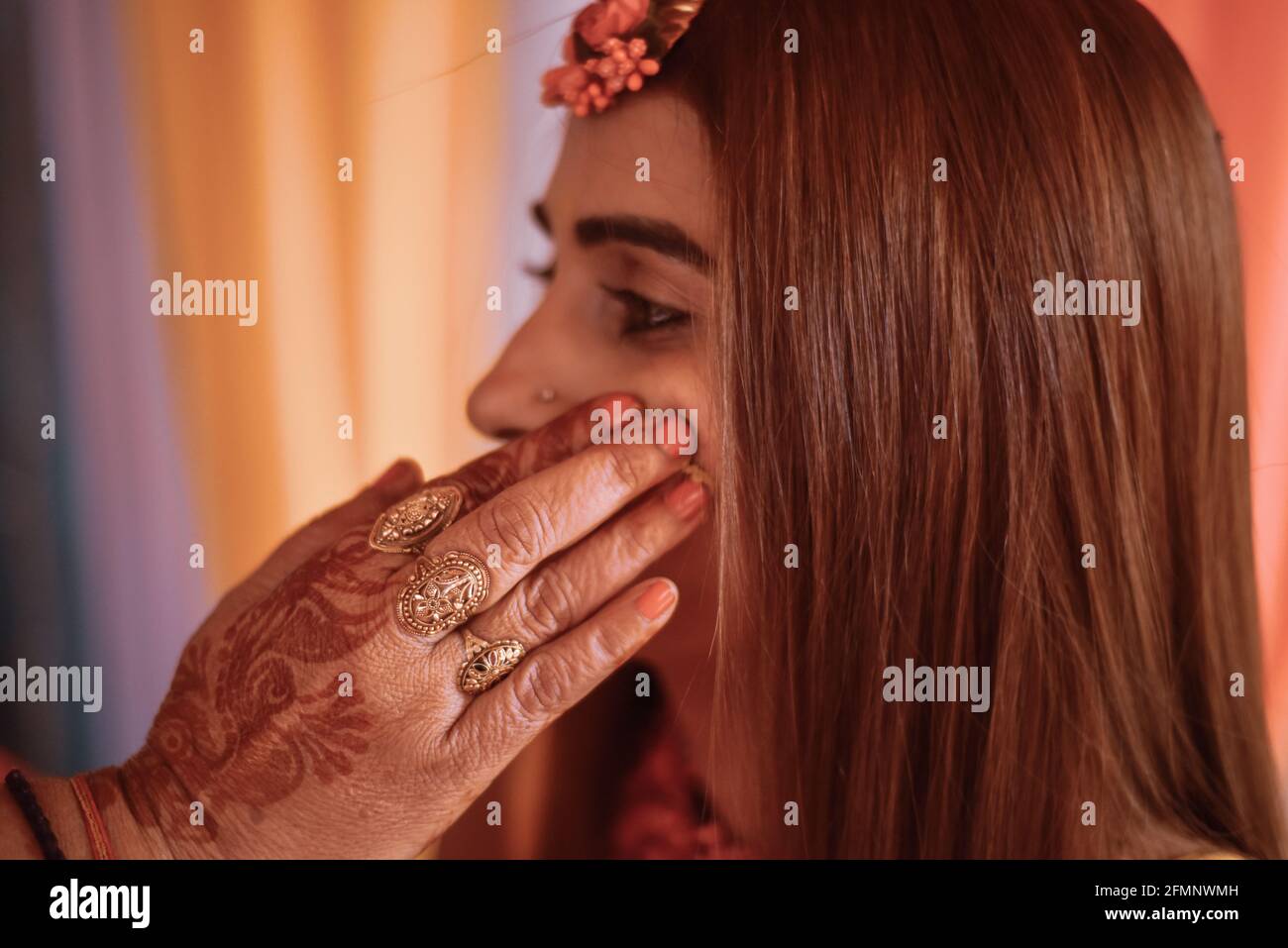 ritratto di bella sposa indiana con pasta di aldi curcuma sul viso. Foto Stock