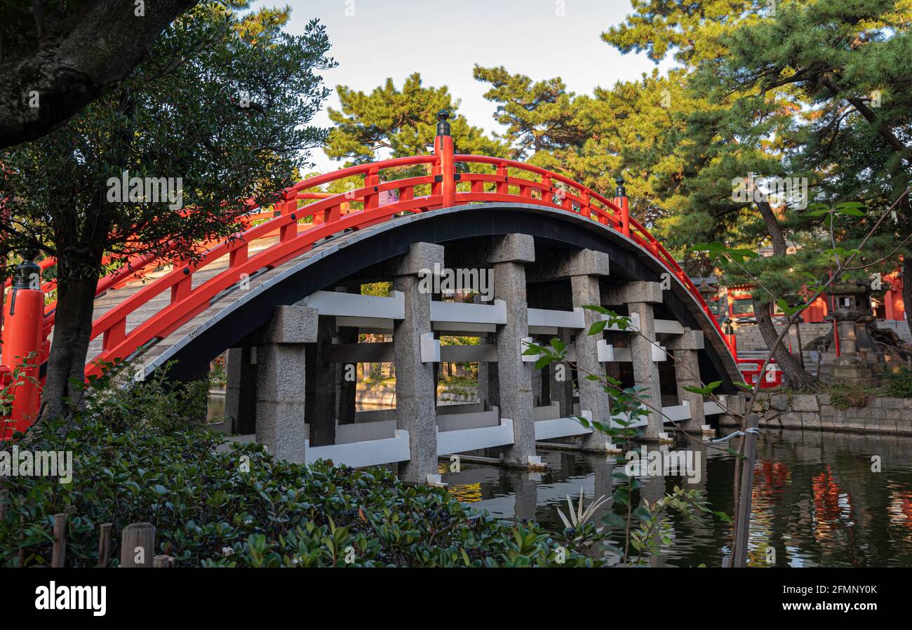 Il colorato ponte Sorihashi curvo rosso a Osaka, Giappone. Foto Stock