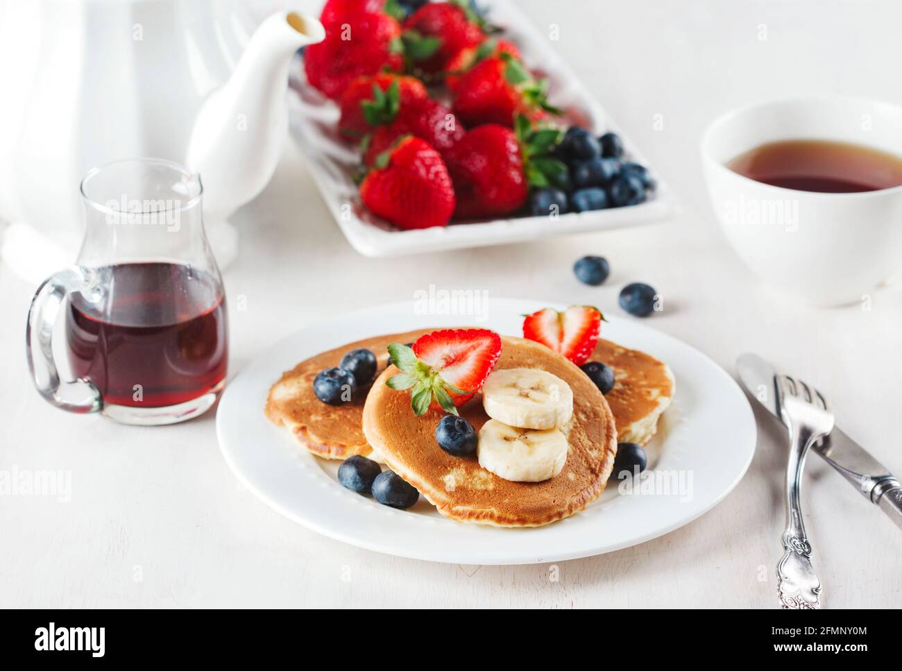 Frittelle americane classiche fatte in casa con frutti di bosco freschi e sciroppo Foto Stock