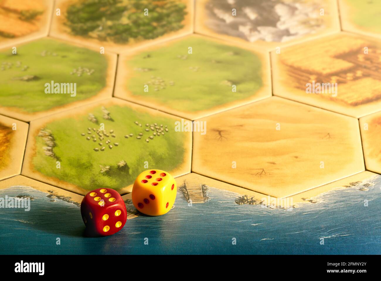 Dadi colorati utilizzati per giocare di ruolo gioco e gioco mappa del mondo del concetto di primo piano di puzzle da bordo Foto Stock