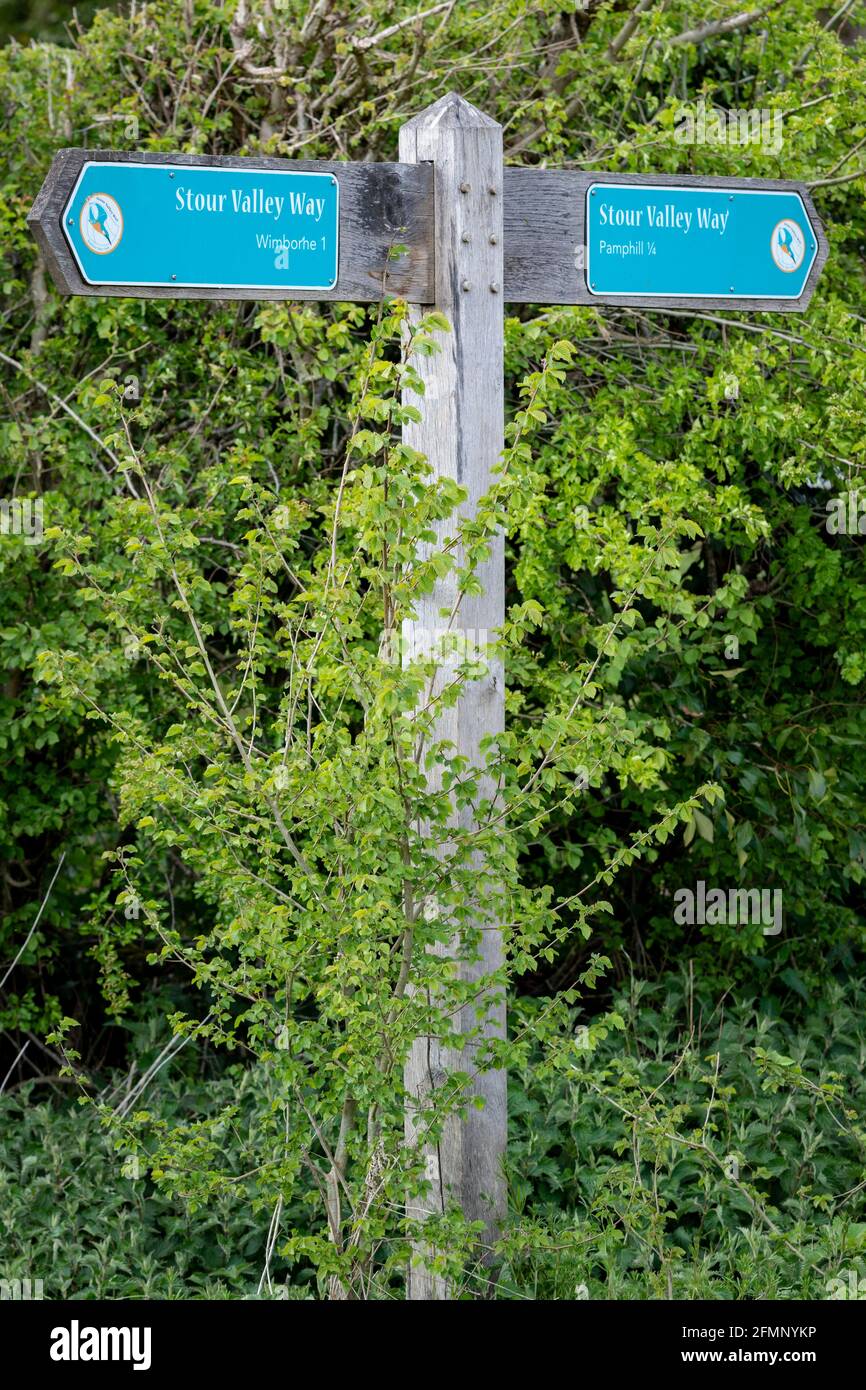 Cartello con le indicazioni sulla Stour Valley Way lunga distanza a piedi a Dorset, Inghilterra, Regno Unito Foto Stock