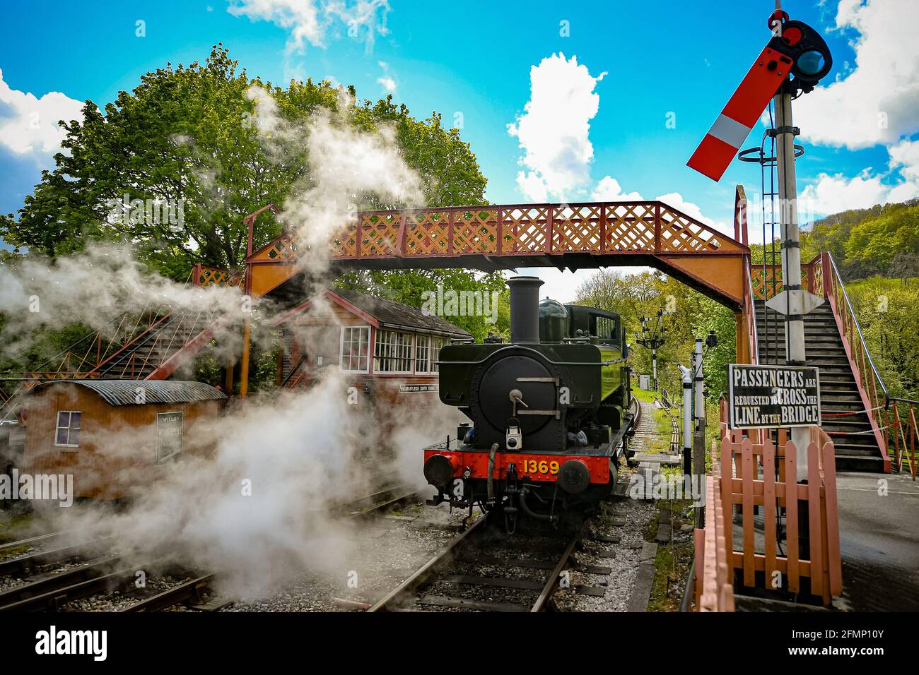 Great Western Pannier Tank 1336 Classe No. 1369, costruito nel 1933, guidato da Andy Letts è dato pieno vapore avanti per entrare nella stazione a vapore presso la South Devon Railway (SDR) a Buckfastleigh, South Devon, dove il personale, I conducenti e gli ingegneri stanno controllando le attrezzature mentre preparano l'attrazione per prepararsi alla riapertura al pubblico, lunedì 17 maggio, in vista di un ulteriore allentamento delle restrizioni di blocco in Inghilterra. Data immagine: Martedì 11 maggio 2021. Foto Stock