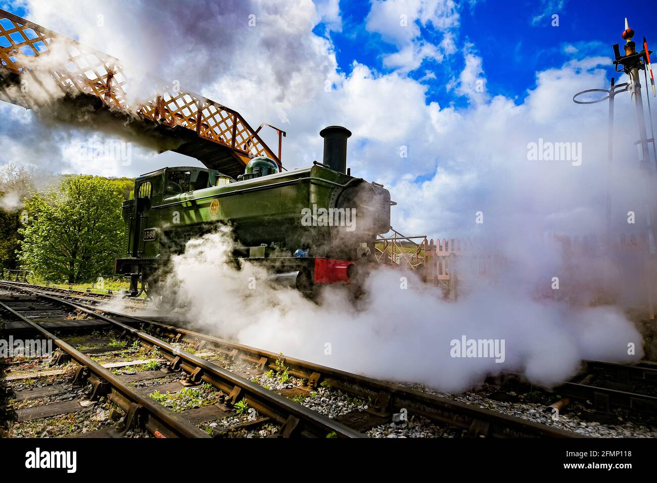 Great Western Pannier Tank 1336 Classe No. 1369, costruito nel 1933, guidato da Andy Letts è dato pieno vapore avanti per entrare nella stazione a vapore presso la South Devon Railway (SDR) a Buckfastleigh, South Devon, dove il personale, I conducenti e gli ingegneri stanno controllando le attrezzature mentre preparano l'attrazione per prepararsi alla riapertura al pubblico, lunedì 17 maggio, in vista di un ulteriore allentamento delle restrizioni di blocco in Inghilterra. Data immagine: Martedì 11 maggio 2021. Foto Stock
