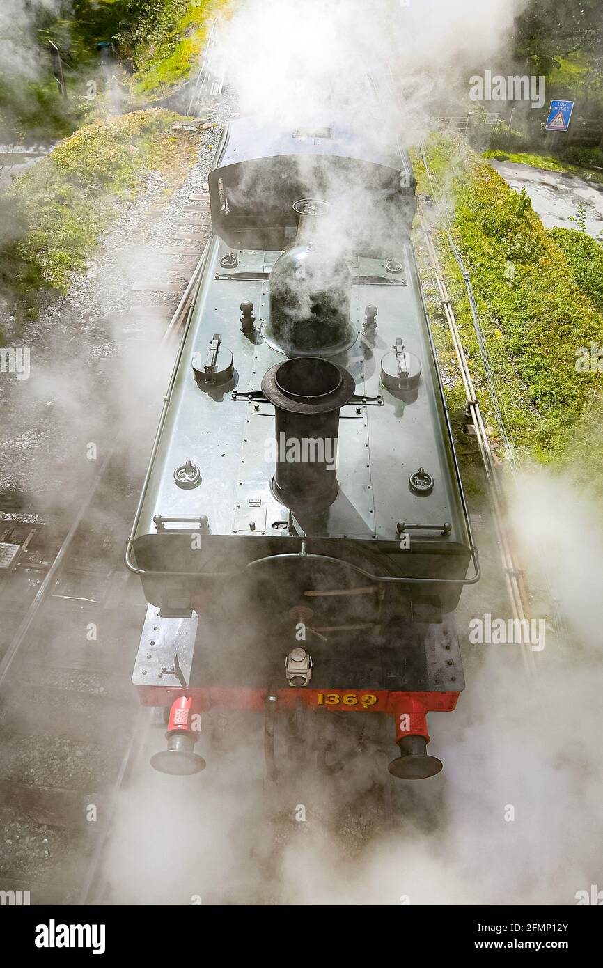 Great Western Pannier Tank 1336 Classe No. 1369, costruito nel 1933, guidato da Andy Letts è dato pieno vapore avanti per entrare nella stazione a vapore presso la South Devon Railway (SDR) a Buckfastleigh, South Devon, dove il personale, I conducenti e gli ingegneri stanno controllando le attrezzature mentre preparano l'attrazione per prepararsi alla riapertura al pubblico, lunedì 17 maggio, in vista di un ulteriore allentamento delle restrizioni di blocco in Inghilterra. Data immagine: Martedì 11 maggio 2021. Foto Stock