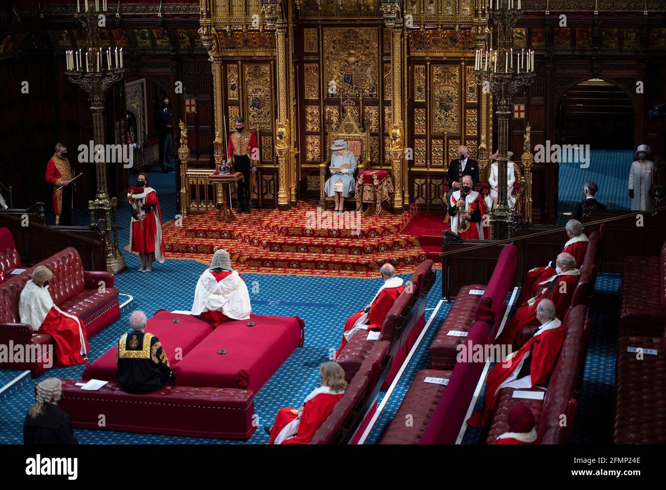 La regina Elisabetta II ha pronunciato un discorso dal trono in House of Lords al Palace of Westminster di Londra mentre descrive il programma legislativo del governo per la prossima sessione durante l'apertura di Stato del Parlamento. Data immagine: Martedì 11 maggio 2021. Foto Stock