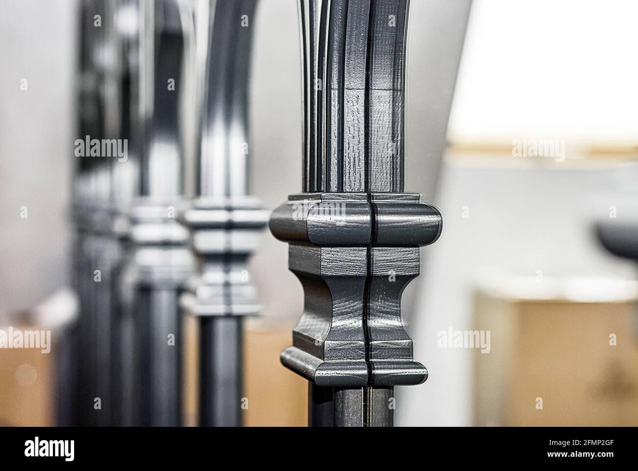 Elemento decorativo di elegante cornice in legno nero in legno stile gotico installato in stanza luminosa extreme closeup Foto Stock