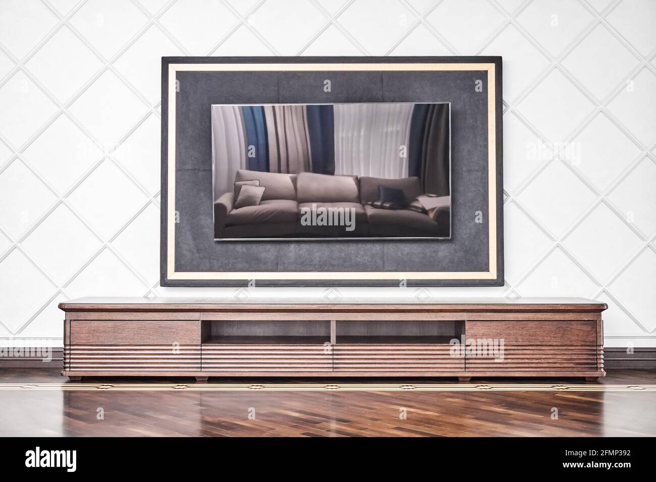 Elegante nuovo armadio per TV set fatto di impiallacciatura e. legname di quercia massiccio tinta marrone scuro vicino stampato parete in camera luminosa Foto Stock