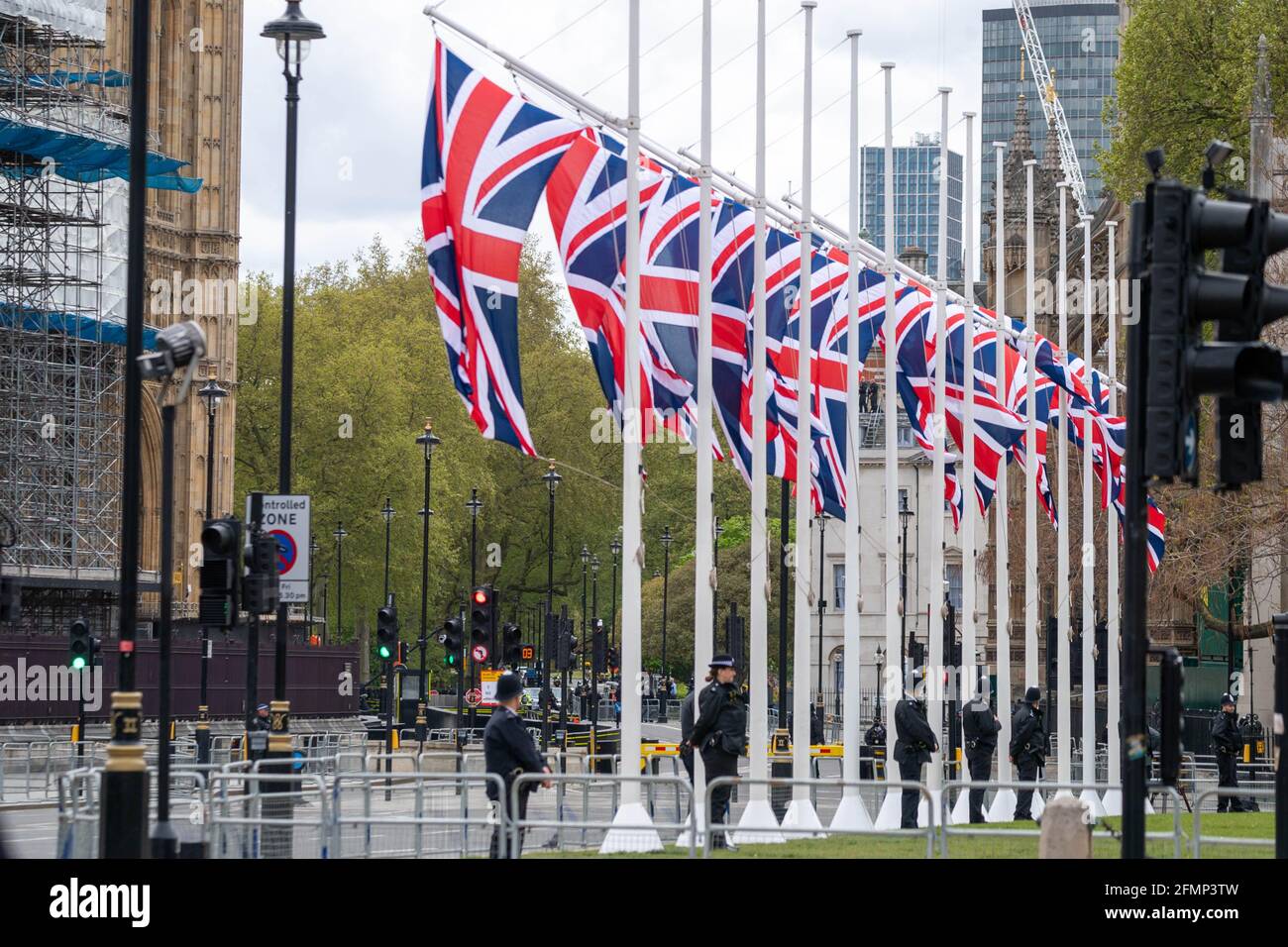 Londra, Regno Unito. 11 Maggio 2021. L'Unione bandiere fuori del Parlamento per l'apertura di Stato del Parlamento credito: Ian Davidson/Alamy Live News Foto Stock