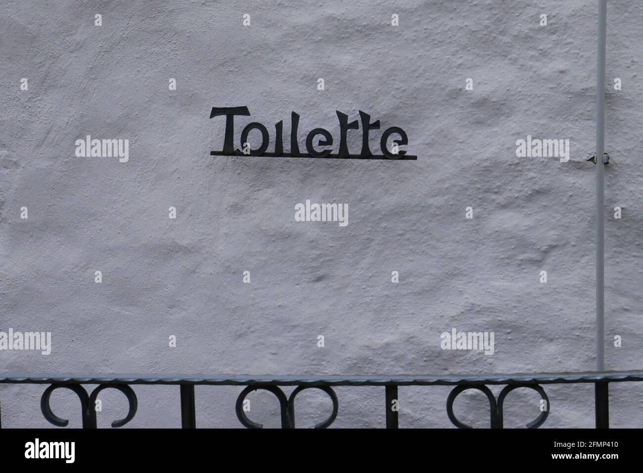 carta igienica scritta in metallo su una parete della casa AS un riferimento ai servizi igienici nel seminterrato Foto Stock