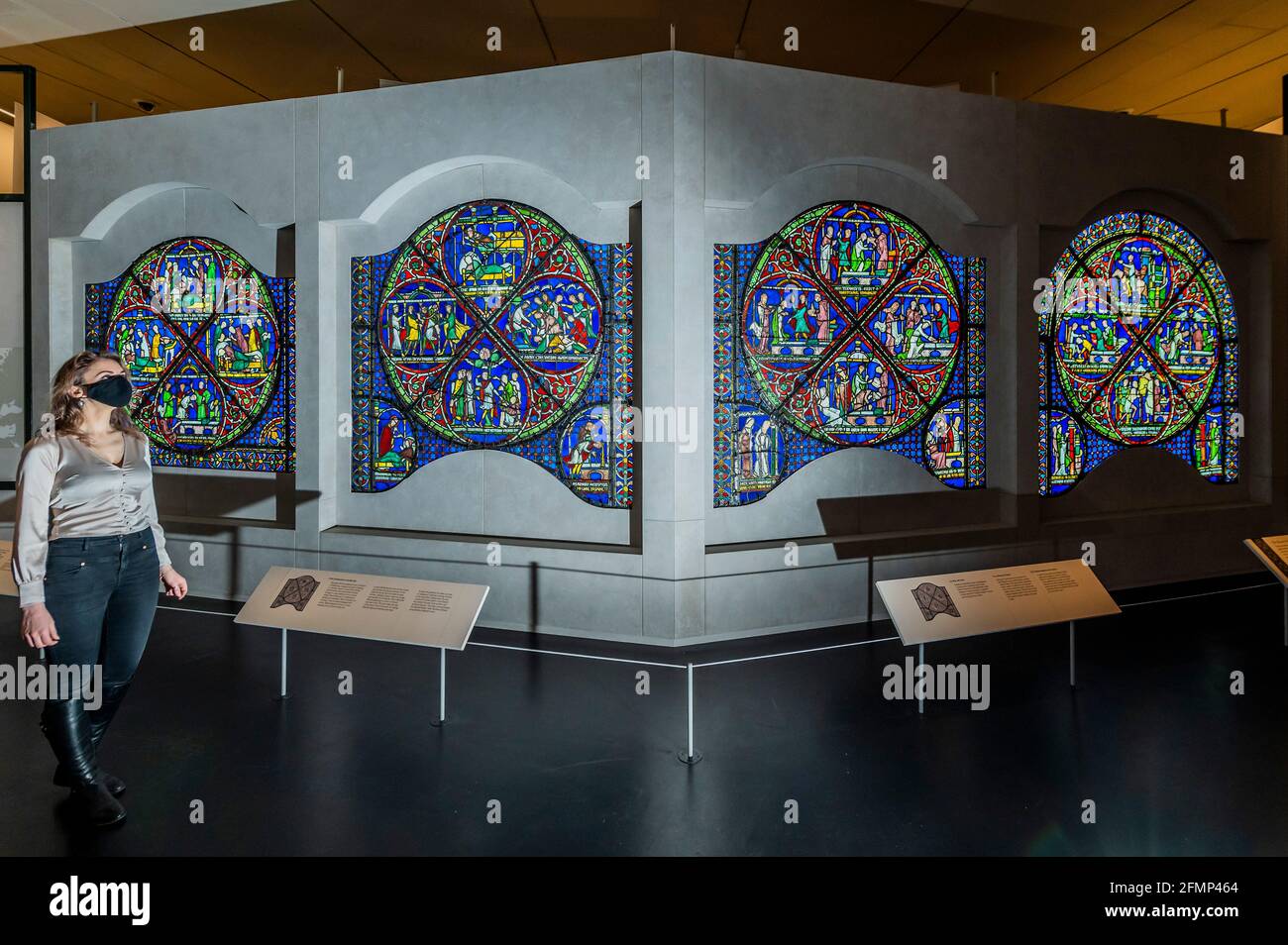 Londra, Regno Unito. 11 Maggio 2021. L'intera finestra 'Miracle' in vetro colorato di 800 anni dalla Cattedrale di Canterbury in mostra al British Museum, il pezzo centrale della nuova mostra 'Thomas Becket: Murder and the Making of a saint'. Una nuova ricerca significa che la finestra sarà svelata al British Museum nella sua sistemazione originale per la prima volta in 350 anni. È anche la prima volta nella sua storia l'intera finestra può essere vista a livello di occhio. Non ha mai lasciato la Cattedrale prima d'ora. Credit: Guy Bell/Alamy Live News Foto Stock