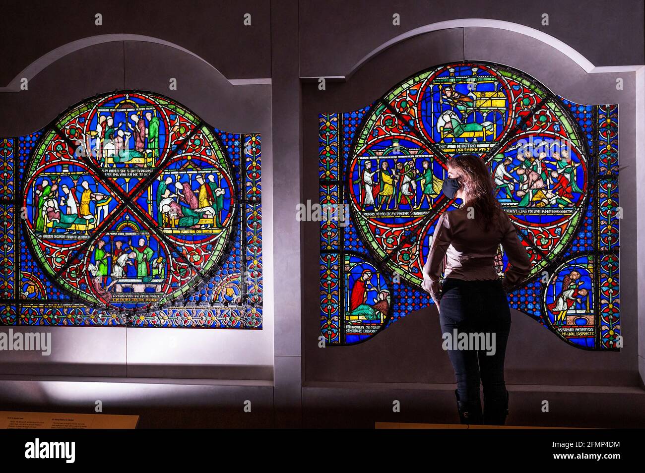 Londra, Regno Unito. 11 Maggio 2021. L'intera finestra 'Miracle' in vetro colorato di 800 anni dalla Cattedrale di Canterbury in mostra al British Museum, il pezzo centrale della nuova mostra 'Thomas Becket: Murder and the Making of a saint'. Una nuova ricerca significa che la finestra sarà svelata al British Museum nella sua sistemazione originale per la prima volta in 350 anni. È anche la prima volta nella sua storia l'intera finestra può essere vista a livello di occhio. Non ha mai lasciato la Cattedrale prima d'ora. Credit: Guy Bell/Alamy Live News Foto Stock