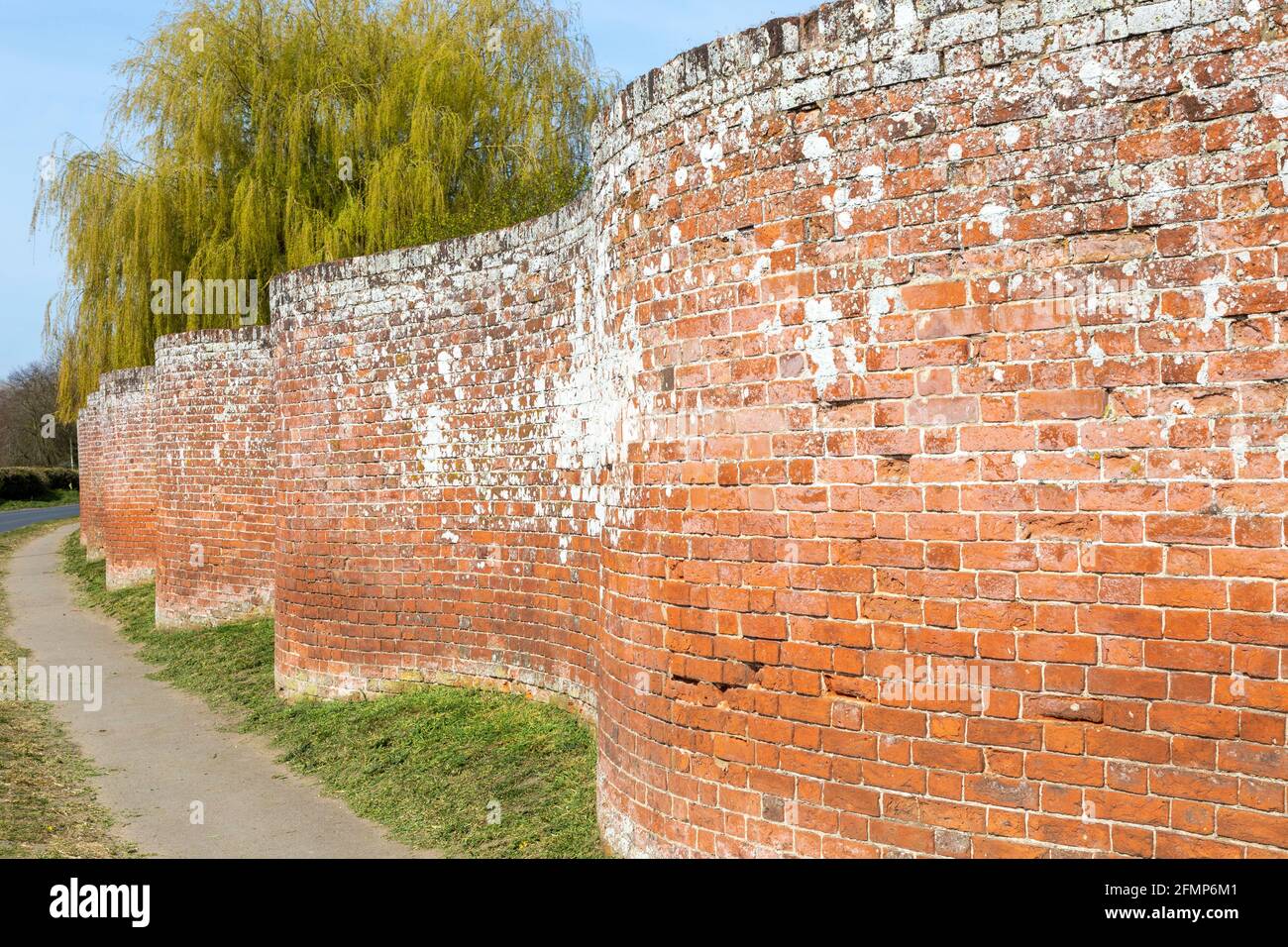 Serpentina o crackle muro di mattoni, Easton, Suffolk, Inghilterra, Regno Unito Foto Stock