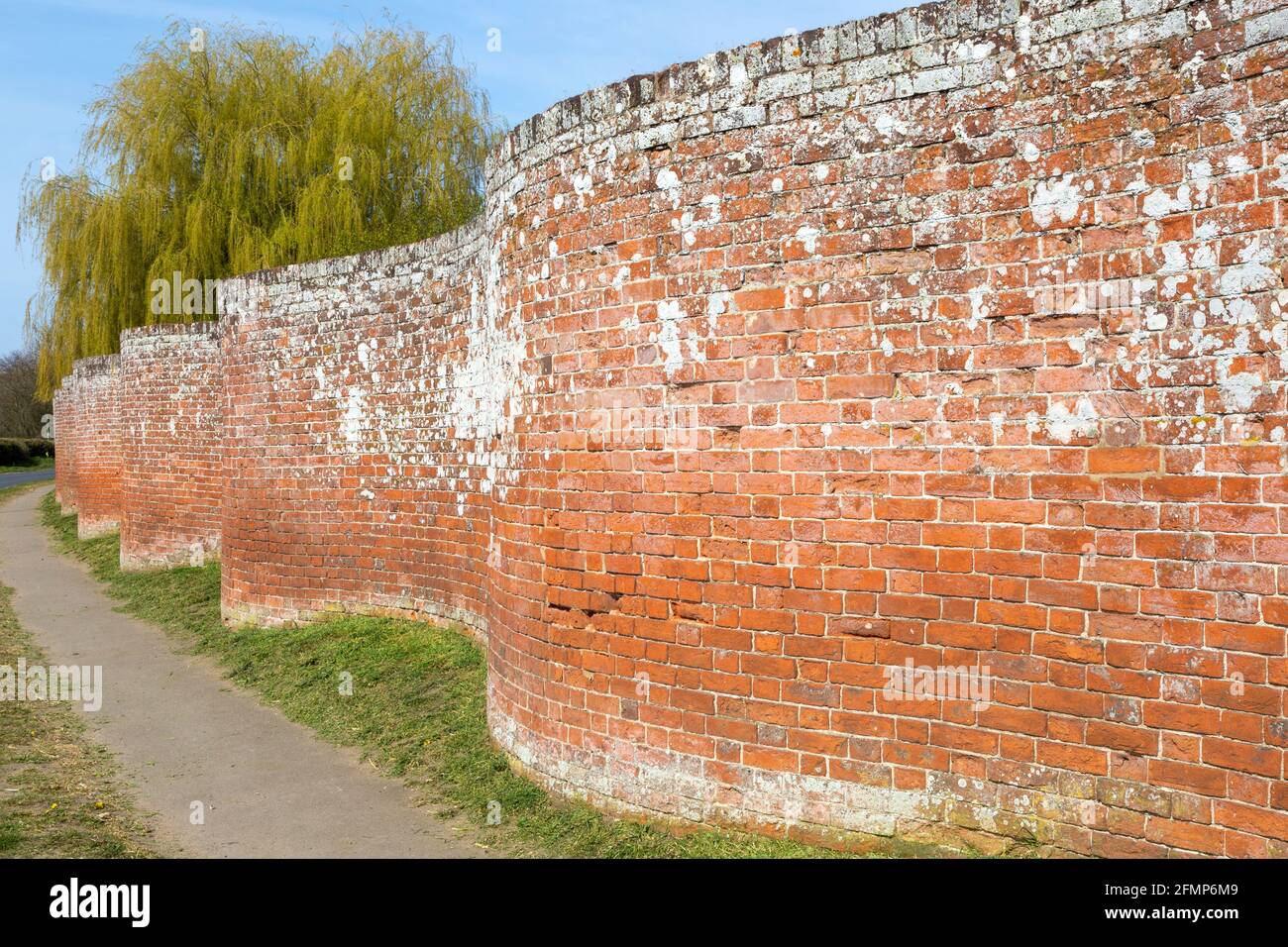 Serpentina o crackle muro di mattoni, Easton, Suffolk, Inghilterra, Regno Unito Foto Stock