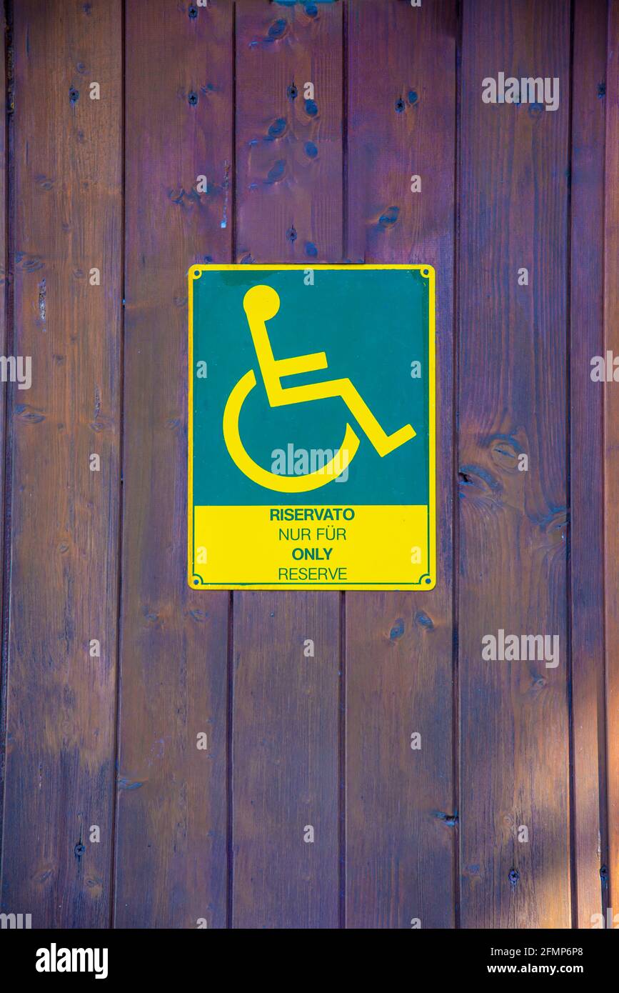 Segno giallo verde disabilitato Foto Stock
