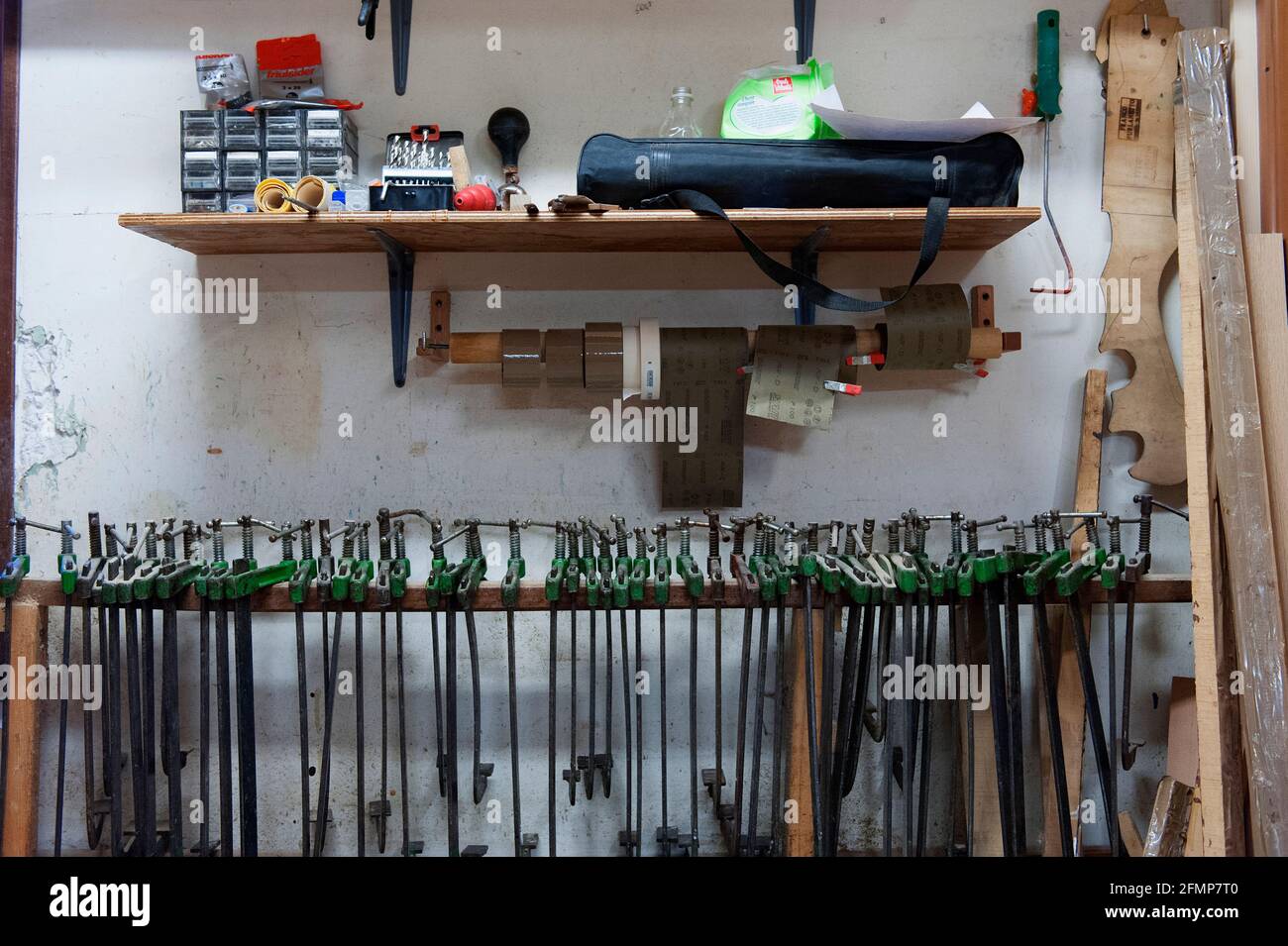 All'interno del laboratorio dell'artigiano Franco Furlanetto dove realizza ruggini fatti a mano (Forcole), Venezia, San Polo, Venezia, Veneto, Italia, Europa Foto Stock