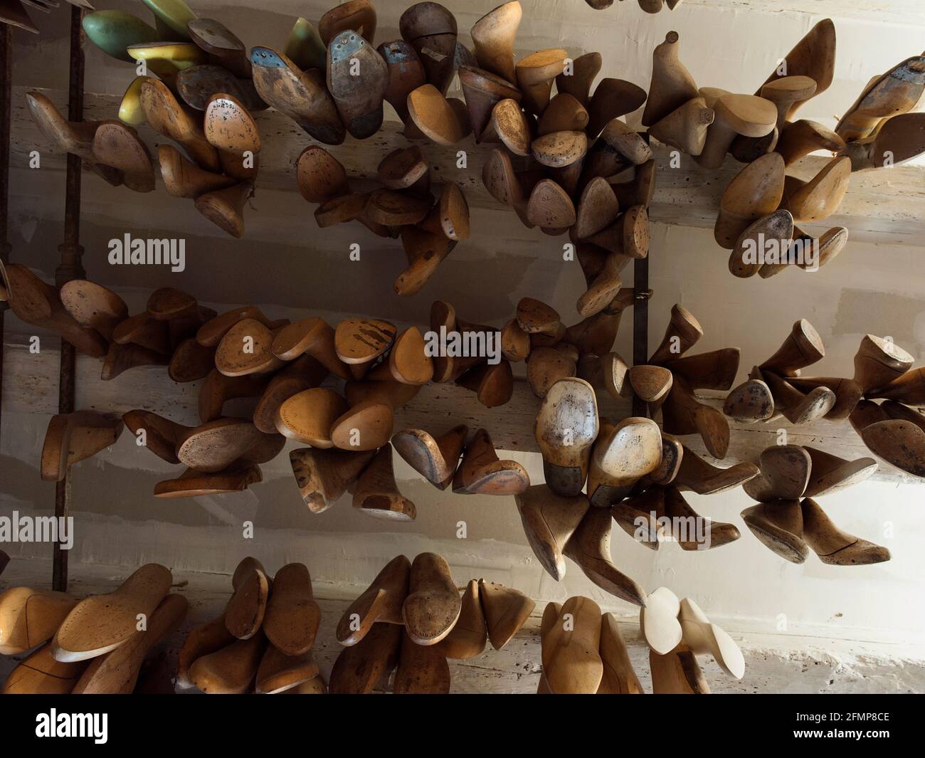 Modelli in legno preparati a mano prima della realizzazione delle scarpe  all'interno della bottega dell'artigiano Gabriele Gmeiner, Campiello del  Sol, San Polo Foto stock - Alamy